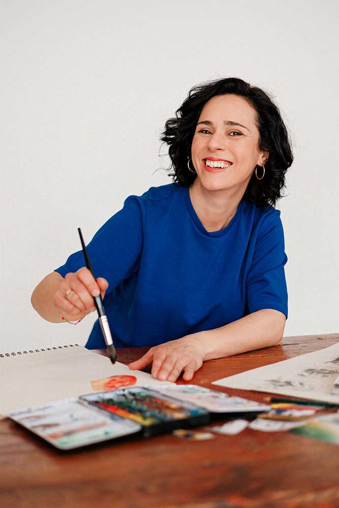 Porträtfoto der Illustratorin Christina Mühlhöfer beim Zeichnen