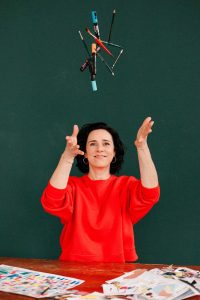 Porträtfoto der Illustratorin Christina Mühlhöfer am Zeichentisch