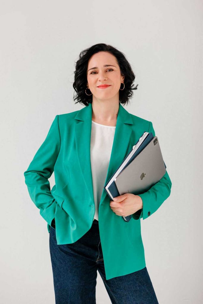 Porträtfoto der Illustratorin Christina Mühlhöfer mit iPad unter dem Arm