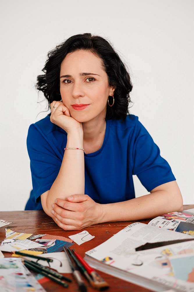Porträtfoto der Illustratorin Christina Mühlhöfer am Zeichentisch