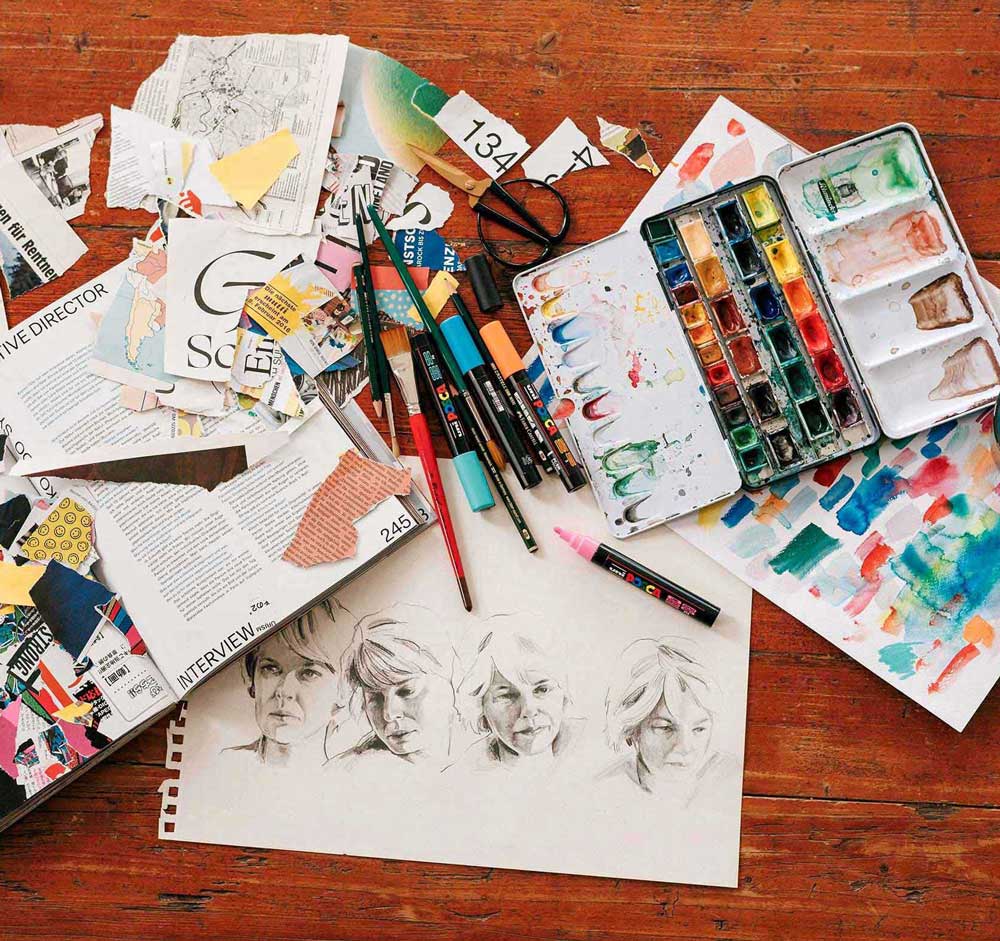 Zeichentisch und Prozess von Christina Mühlhöfer - Entstehung einer Editorial-Illustration